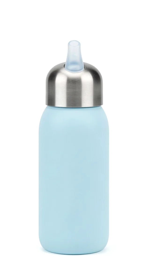 The kids’ bottle in lake blue with a steel spout lid